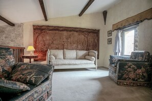 Fireplace, books, music library, stereo - 3-star gîte rental at the foot of the Cévennes in a beautiful old farmhouse, sleeps 12. (Saint-André-de-Buèges)