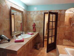 Secador de pelo, bidet, toallas, papel higiénico