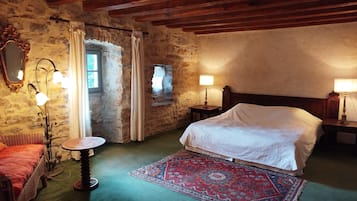 6 slaapkamers, een strijkplank/strijkijzer, internet