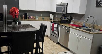 Charming and cozy 3-bedroom duplex in welcoming Lehigh Acres! Come stay here!!