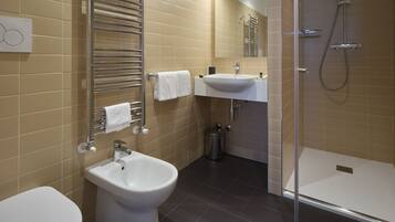 Ein modernes Badezimmer mit Toilette, Bidet und Dusche.