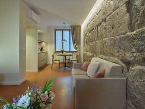 Deluxe Double Room | Premium bedding, individually furnished, laptop workspace - Portica Homes Assisi (Assisi)