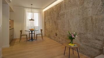 Superior Matrimonial Room | Ropa de cama de alta calidad y muebles diferentes