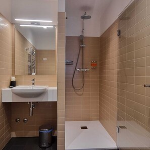 Deluxe Triple Room | Bathroom | Free toiletries, hair dryer, bidet, towels