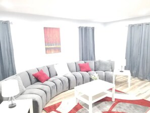 Living area - Spacious 7-bedroom house in lovely Lanham (Lanham)
