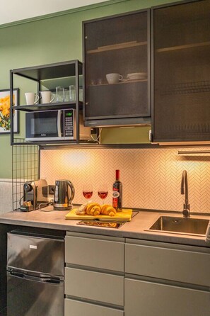 Refrigerador, microondas, parrilla de estufa y utensilios de cocina 