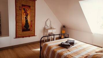 3 habitaciones, tabla de planchar con plancha, wifi y ropa de cama