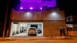 Une maison moderne à deux étages avec un garage.
