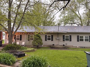 Exterior - Lake Breeze Cottage Walk to GOTL Strip! Unit A 1 King 2 Queen Bedrooms! (Geneva)