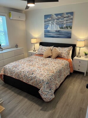 3 bedrooms, free WiFi, bed sheets - Lake Breeze Cottage Walk to GOTL Strip! Unit A 1 King 2 Queen Bedrooms! (Geneva)