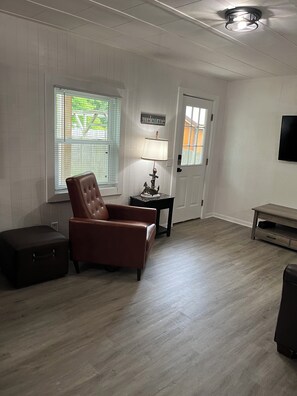 Interior - Lake Breeze Cottage Walk to GOTL Strip! Unit A 1 King 2 Queen Bedrooms! (Geneva)