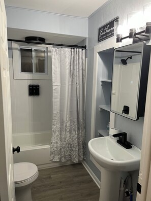 Hair dryer, towels, soap, shampoo - Lake Breeze Cottage Walk to GOTL Strip! Unit A 1 King 2 Queen Bedrooms! (Geneva)