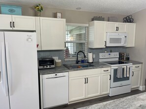 ثلاجة، ميكروويف، فرن، موقد طهي مسطح