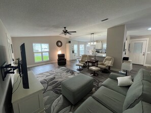 تلفزيون ذكي، ألعاب فيديو، مشغل دي في دي، كُتُب