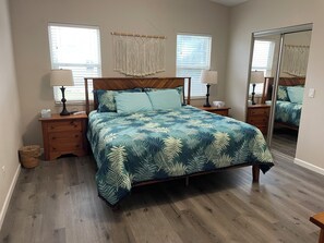 2 Schlafzimmer, Schreibtisch, Bügeleisen/Bügelbrett, Reisekinderbett