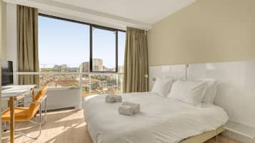 4 bedrooms, iron/ironing board, free WiFi, bed sheets