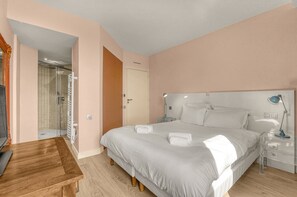3 slaapkamers, een strijkplank/strijkijzer, gratis wifi, beddengoed