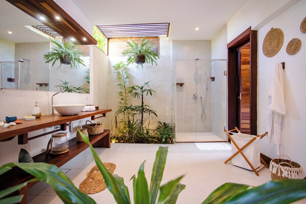 Villa Deluxe | Baño | Regadera, amenidades de baño gratuitas, secadora de cabello, batas 