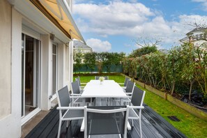 Outdoor dining - La Villa Nova Pomponne - 3 chambres et jardin (Magny-Le-Hongre)