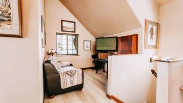 Smart-tv och eldstad