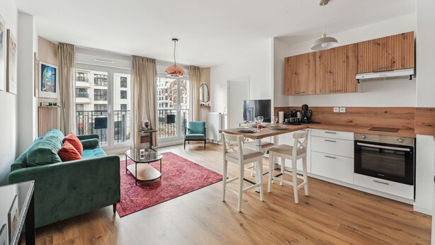 Ein modernes Apartment mit Wohnzimmer, Essbereich und Küche.