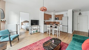 Eine moderne Wohnung mit Wohnzimmer, Küche und Essbereich.