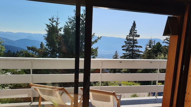 A balcony with a view of mountains and trees. - La Perchette - Joli chalet classé 3* (Chamrousse)