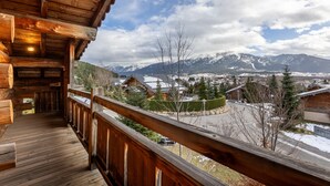 A wooden cabin with a balcony overlooking a snowy mountain landscape. - Chalet des Sonnailles - Montagnes, jardin et garage (Bolquère)