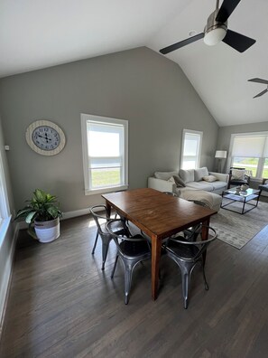 Smart TV - SoNash Sanctuary! 3-bedroom, peaceful, minimalist decor, 3 miles from downtown! (Nashville)