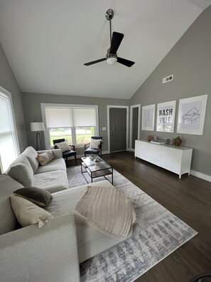 Smart TV - SoNash Sanctuary! 3-bedroom, peaceful, minimalist decor, 3 miles from downtown! (Nashville)