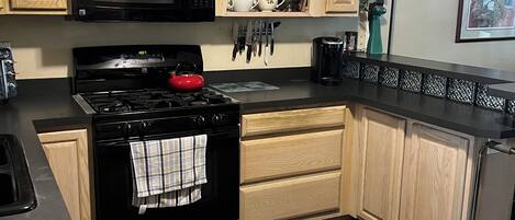 冷蔵庫、電子レンジ、オーブン、コンロ