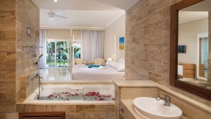 Une salle de bain moderne équipée d’une baignoire, d’un lavabo et d’un espace douche.
