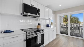 Luxury Condo, 3 Bedrooms, Kitchen, Ocean View | Microwave