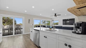 Luxury Condo, 3 Bedrooms, Kitchen, Ocean View | Private kitchen