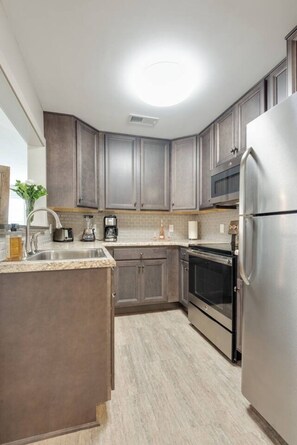 Fridge, microwave, oven, stovetop - The Gathering at Magnolia Hill (1 mile to  Capitol) (Tallahassee)
