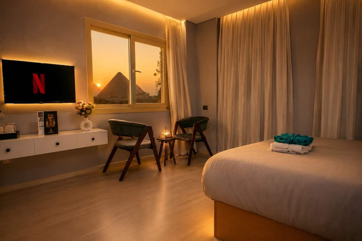 Super Deluxe Double Room (Pyramids View) | Minibar, con stile personalizzato, con arredamento individuale