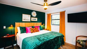 2 bedrooms, desk, iron/ironing board, WiFi