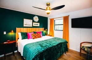 2 bedrooms, desk, iron/ironing board, WiFi