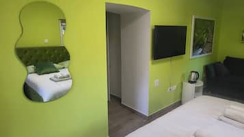 1 quarto, escrivaninha, ferros/tábuas de passar roupa, berço de viagem