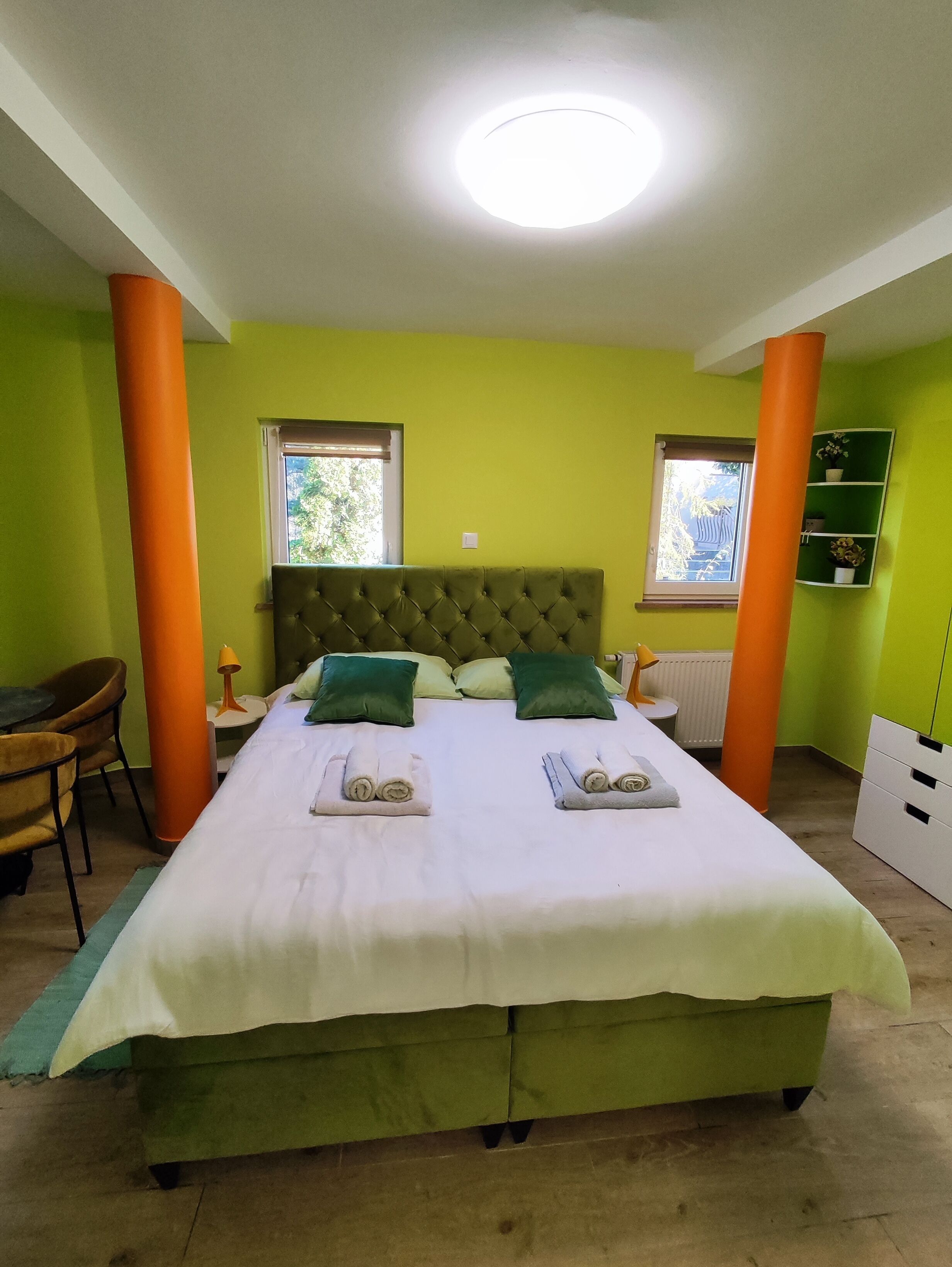 1 chambre, bureau, fer et planche à repasser, lit parapluie