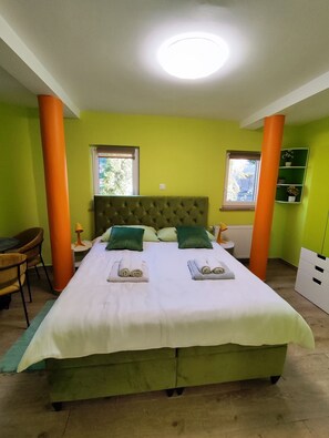 1 Schlafzimmer, Schreibtisch, Bügeleisen/Bügelbrett, Reisekinderbett