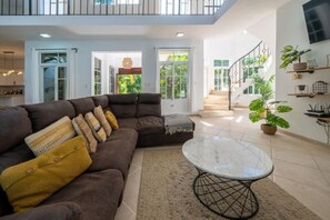 TV - 4-BR Luxury Villa w/Pool, 2 min walk to beach (Sosúa)