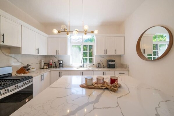 Microwave, oven, stovetop - 4-BR Luxury Villa w/Pool, 2 min walk to beach (Sosúa)