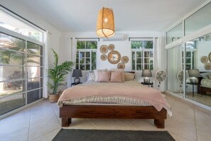 Desk, WiFi - 4-BR Luxury Villa w/Pool, 2 min walk to beach (Sosúa)