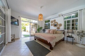 4 bedrooms, desk, WiFi