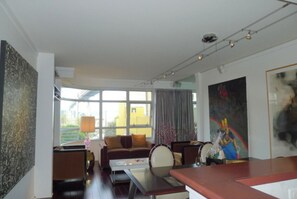 Lobby - Posh 1BD/1BA + Den Condo in a desirable Portside building w/ Parking & Amenities (San Francisco)