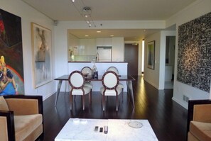 Interior - Posh 1BD/1BA + Den Condo in a desirable Portside building w/ Parking & Amenities (San Francisco)