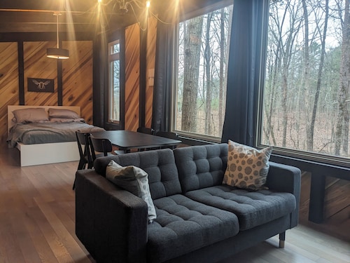 Modern Cloudland Cabin, 1.5 miles of private trails through 10 acres of woodland
