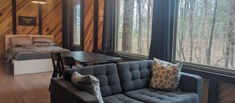 Modern Cloudland Cabin, 1.5 miles of private trails through 10 acres of woodland
