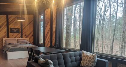 Modern Cloudland Cabin, 1.5 miles of private trails through 10 acres of woodland